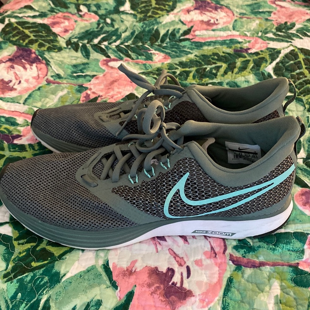 Men’s green and gray Nike Zoom, size 10.5. Excellent condition!